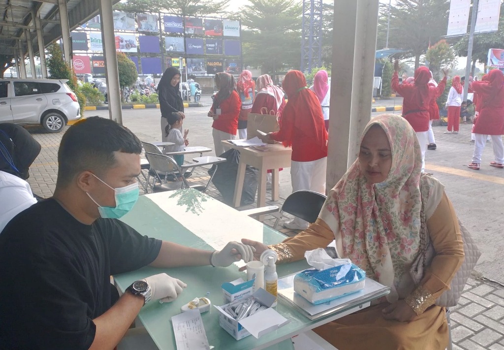 LAYANAN KESEHATAN: Petugas kesehatan memeriksa sampel darah warga saat kegiatan Cek Kesehatan Gratis (CKG) di Mataram, Minggu (10/8).