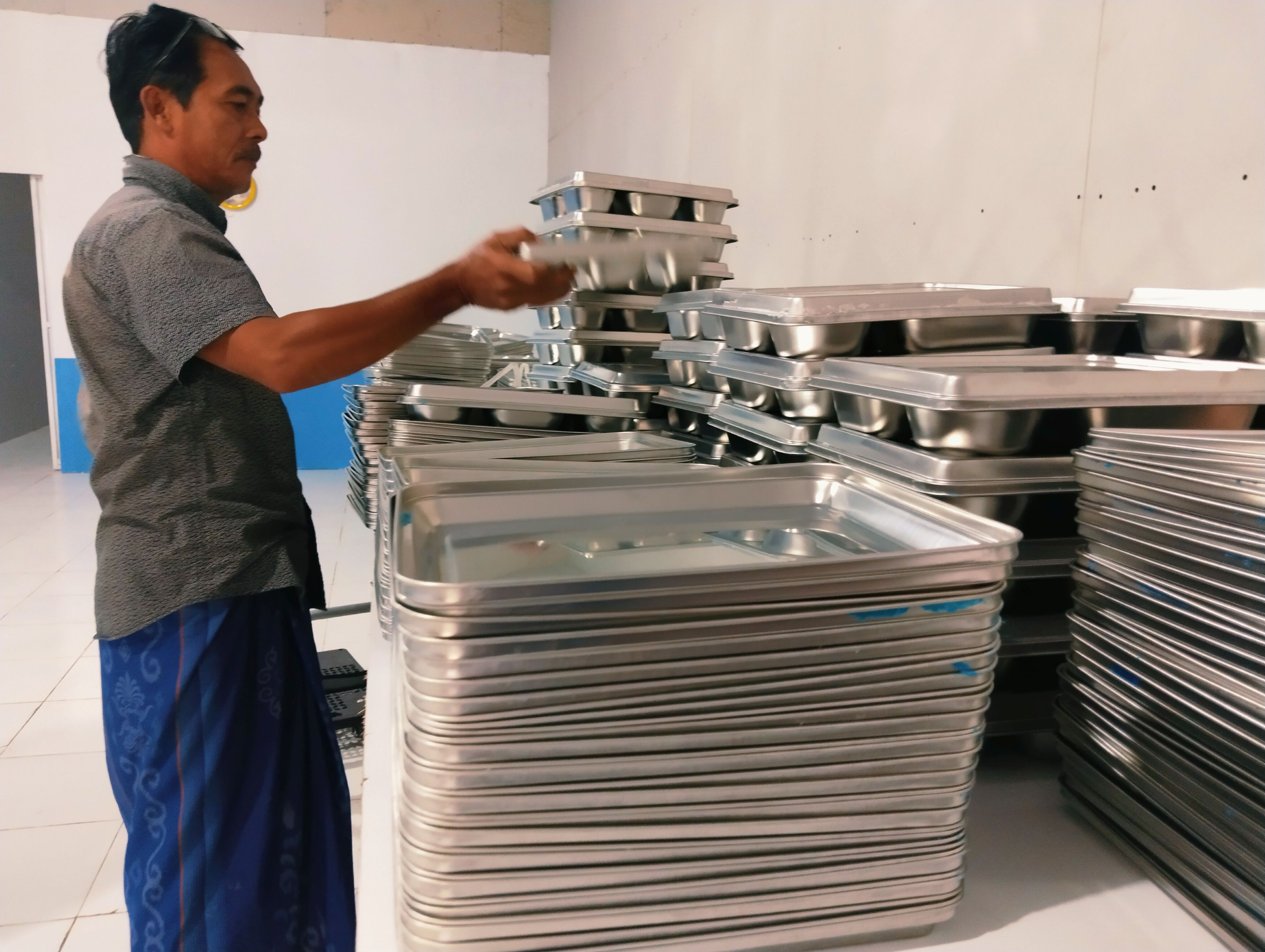 : Adis selaku pemilik Yayasan Tangkas Harapan Ummah menunjukan berbagai peralatan paket MBG yang ada di dalam dapur di Dusun Batu Entek, Desa Sukarara, Kecamatan Jonggat, Lombok Tengah, Kamis (14/8).