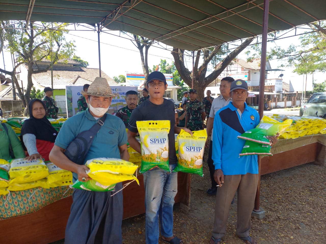 Masyarakat antusias membeli beras murah SPHP dalam Gerakan Pangan Murah di bundaran Batujai, Desa Batujai, Praya Barat, Lombok Tengah, Rabu (13/8).