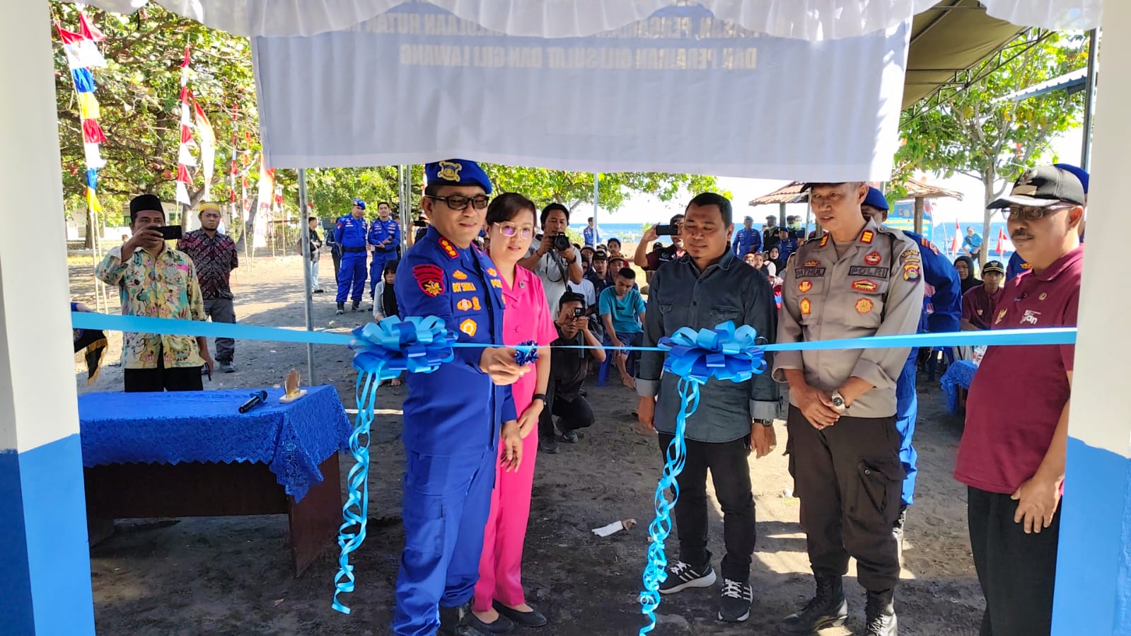 Direktur Polairud Polda NTB Kombes Pol Boyke Fredrik Salmon Samola (kiri) saat meresmikan pos terpadu di Sambelia, Lombok Timur.