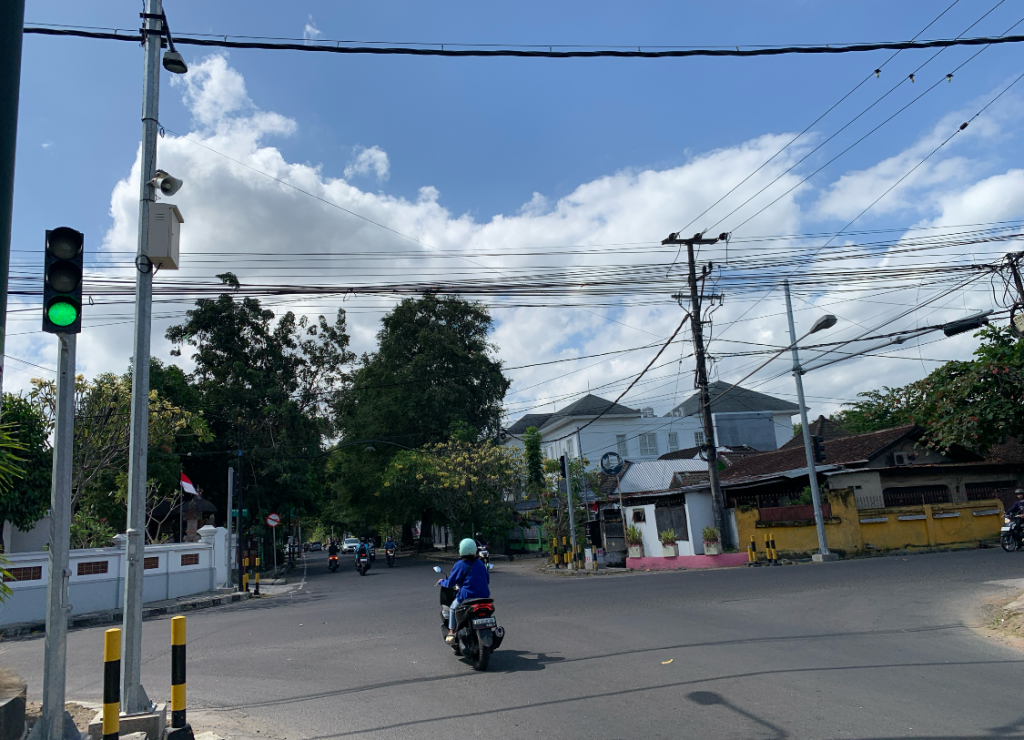 PUTAR LAGU: Simpang empat kamboja Mataram yang memutar lagu kebangsaan, Kamis (14/8).&nbsp;