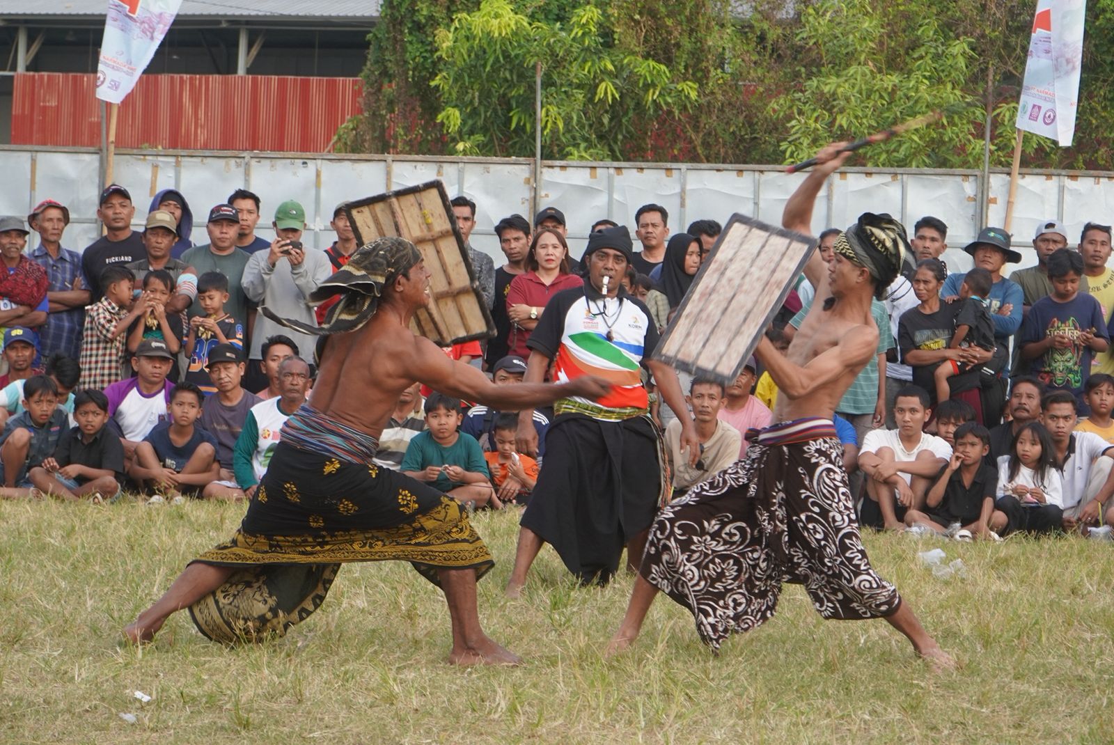 Roadshow Festival Peresean NTB Mendunia yang digelar di Lapangan BRIDA NTB resmi ditutup pada Kamis (14/8) sore.