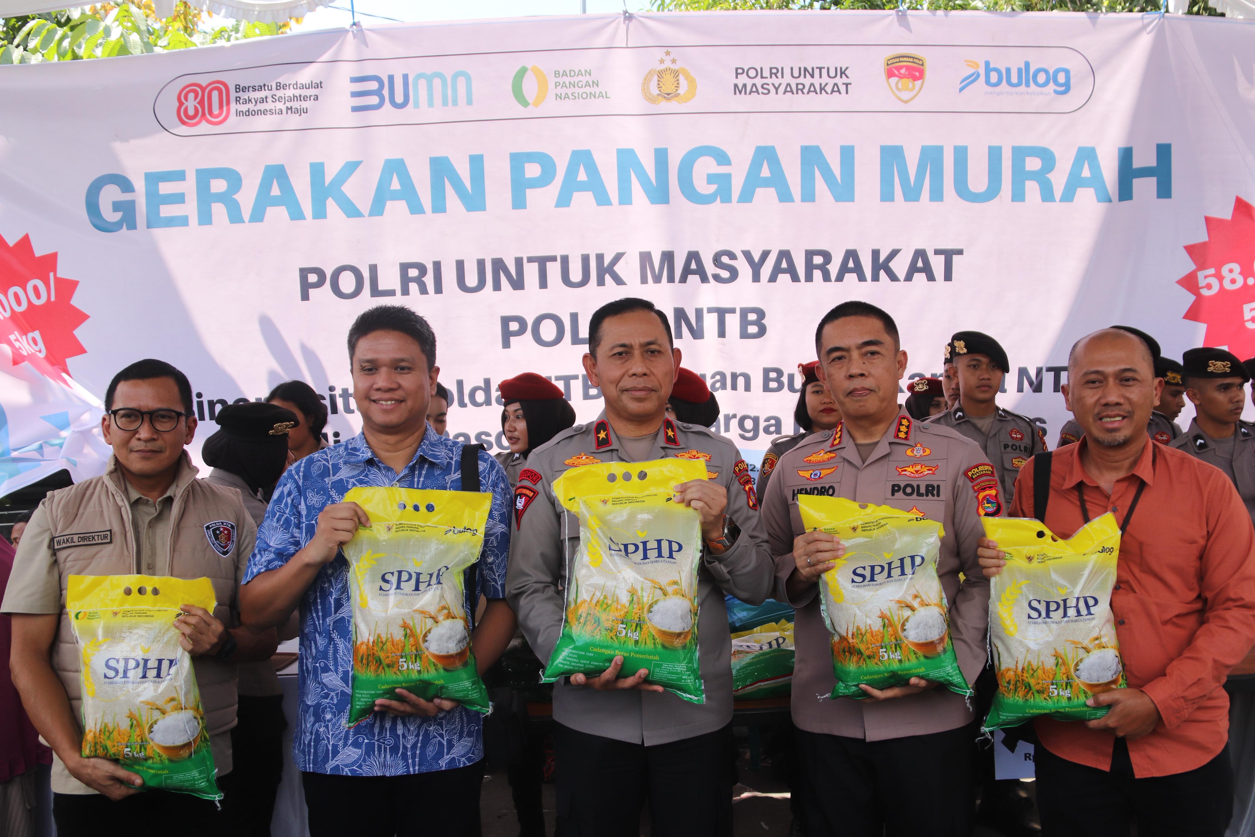 Wakapolda NTB Brigjen Pol Hari Nugroho (tengah) bersama pihak Bulog NTB pada kegiatan Gerakan Pangan Murah di Mapolsek Mataram, Kamis (14/8).