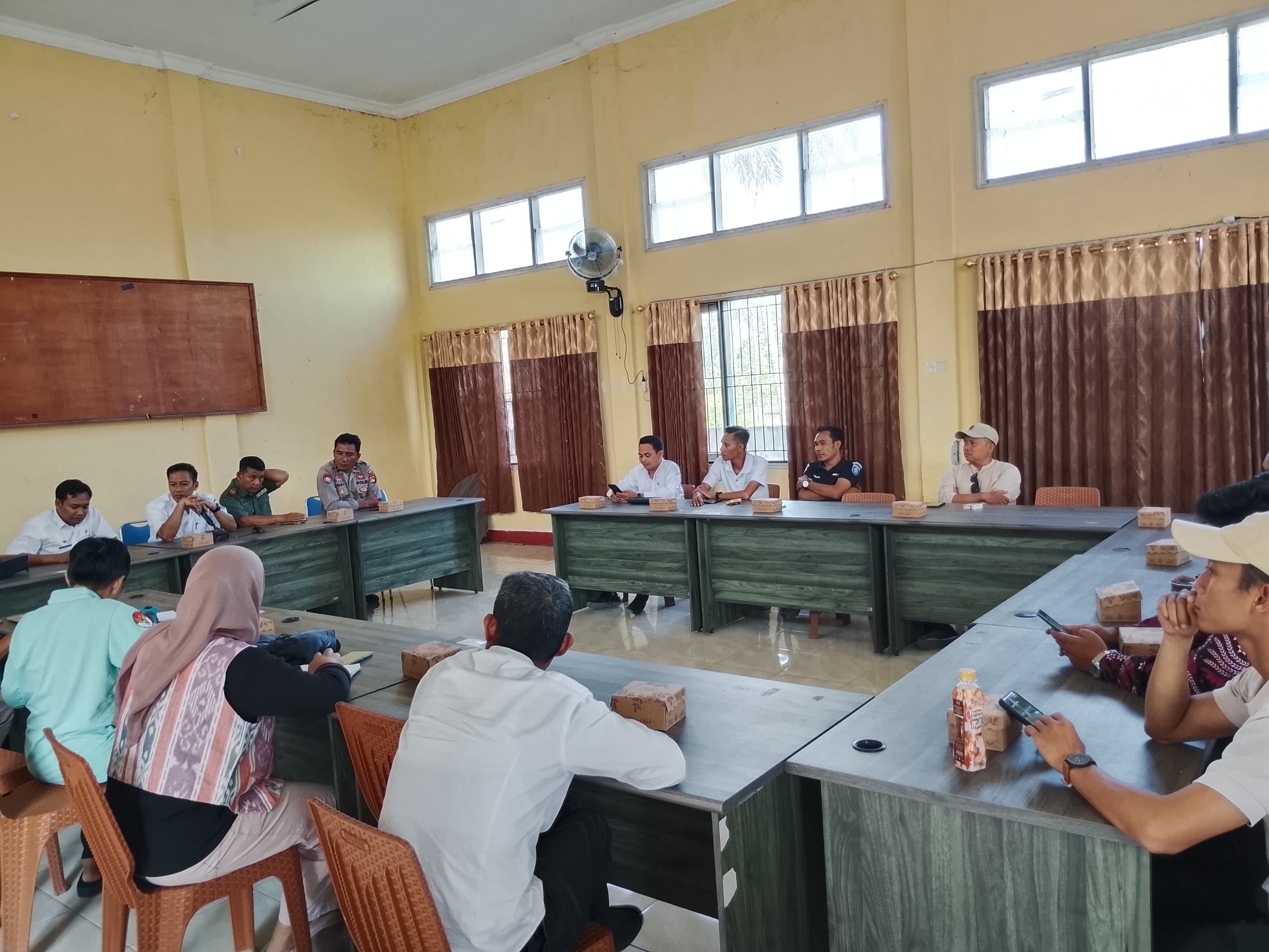 Rapat persiapan pemerintah kecamatan dan panitia menghadirkan Kirey dan Dara KDI dalam Festival  Budaya dan Kuliner Sasak di Pringgarata, Lombok Tengah, Provinsi NTB.