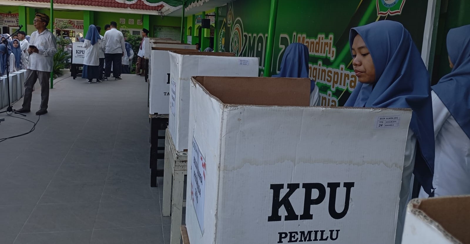 Siswa mencoblos dibilik suara pada pemilihan Presiden dan Wakil Presiden Orsima MAN 2 Mataram di madrasah setempat, Jumat (15/8).