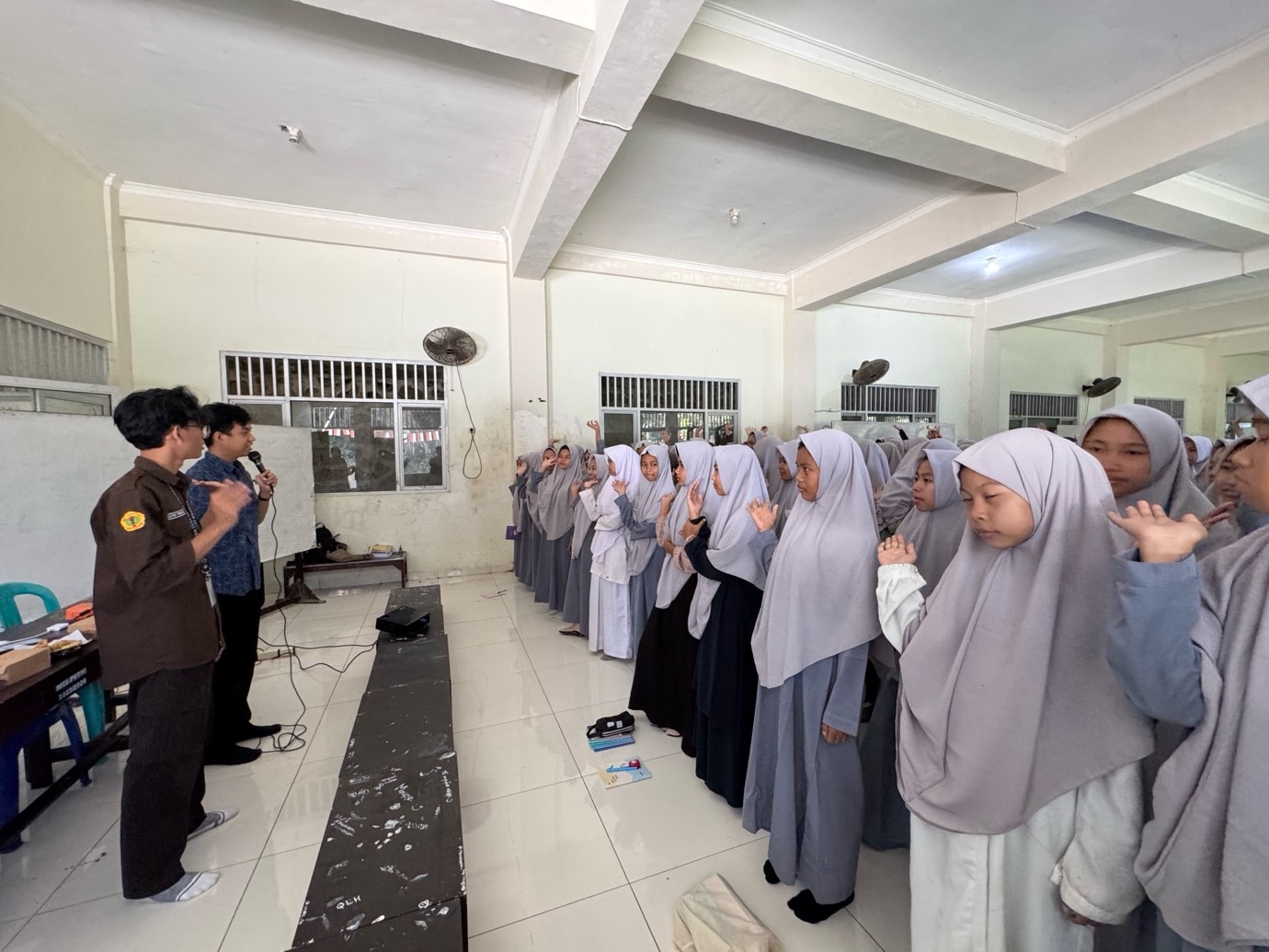 Santri Desa Selat antusias ikuti sosialisasi bijak bermedia sosial bersama mahasiswa KKN PMD Literasi UNRAM, belajar cara membangun jejak digital positif dan aman di era digital.