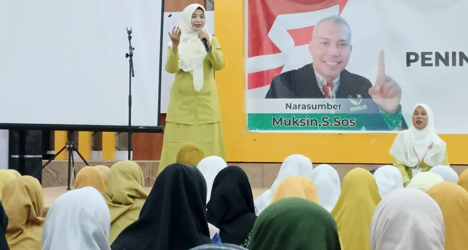 Ketua IGRA NTB Suzana (berdiri) menyampaikan materi  kurikulum berbasis cinta dengan pendekatan deep learning kepada guru RA di Aula Kantor Wali Kota Mataram.