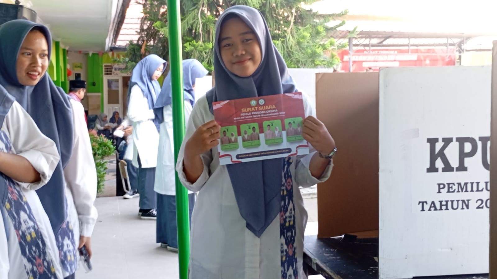 Siswa menggunakan hak suaranya pada pemilihan Presiden dan Wakil Presiden Orsima MAN 2 Mataram di madrasah setempat, Jumat (15/8).