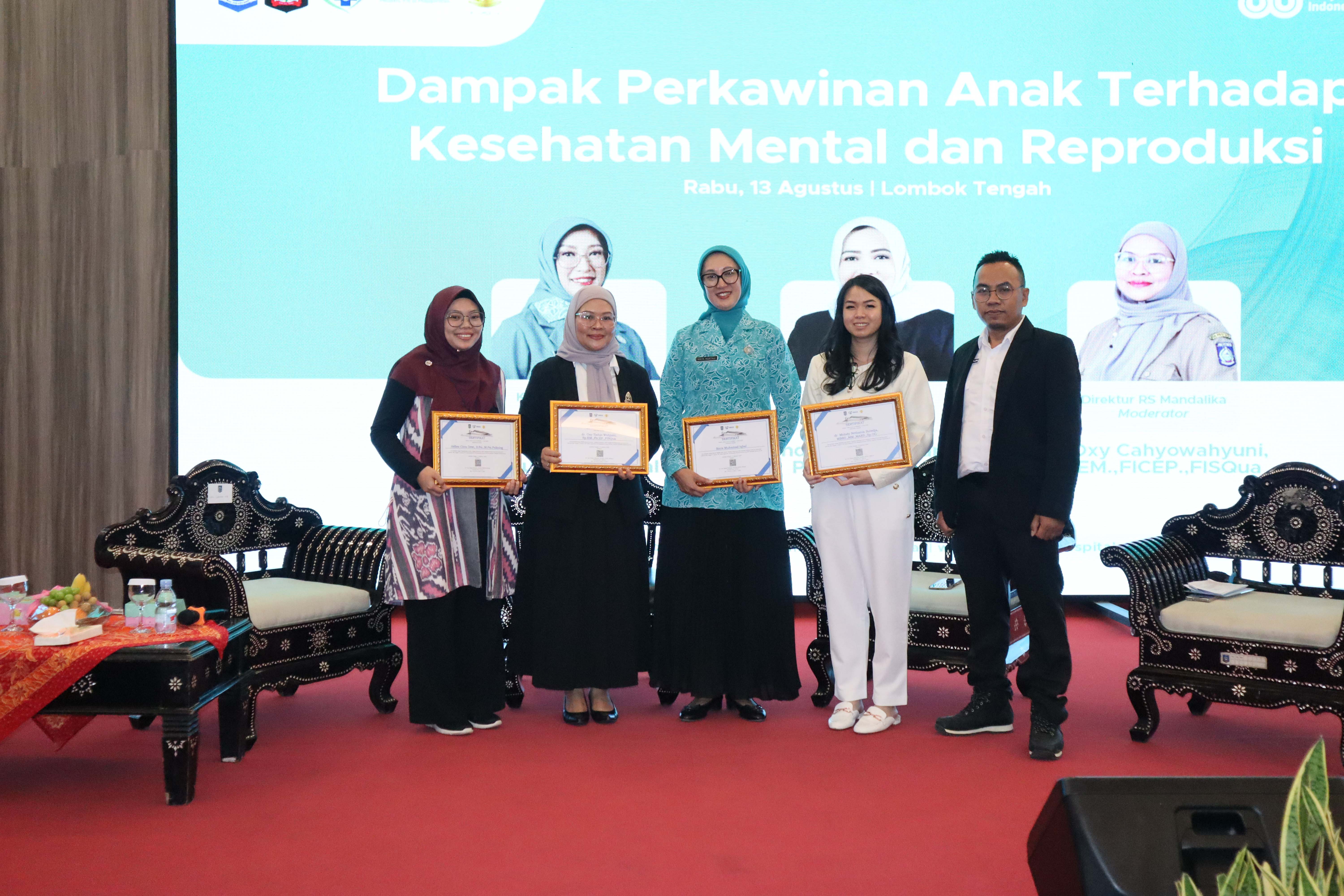 EDUKASI MASYARAKAT: Ketua TP PKK NTB Sinta Muhamad Iqbal (tengah) bersama Direktur RS Mandalika dr Oxy Tjahjo Wahjuni (dua dari kiri) dan para pengisi acara seminar RS Mandalika, Rabu (13/8).