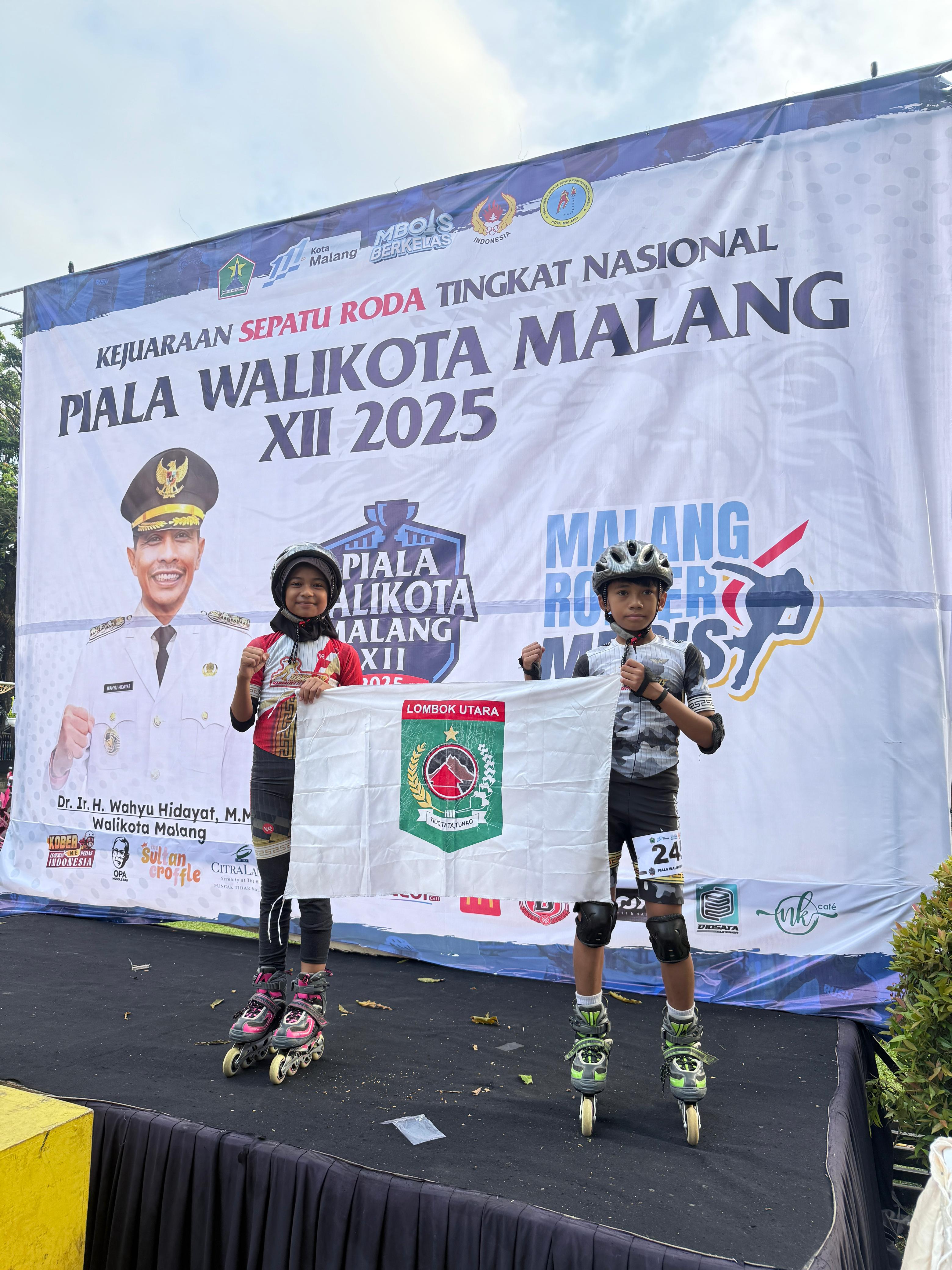 HARUMKAN DAERAH: Dua Atlet Sepatu Roda Lombok Utara yang meraih prestasi di kejuaraan Nasional Piala Wali Kota Malang XII 2025, belum lama ini.
