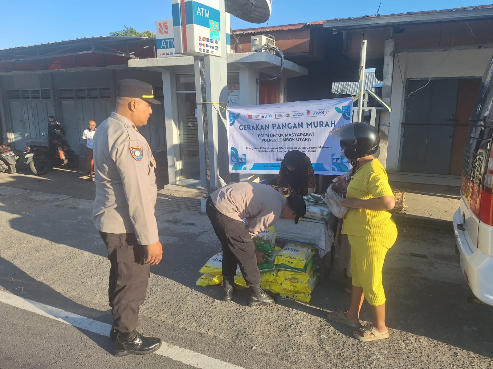 BANTU MASYATAKAT: Warga membeli beras yang disedikan di Polres KLU pada giat GPM di Pasar Gondang, Jum