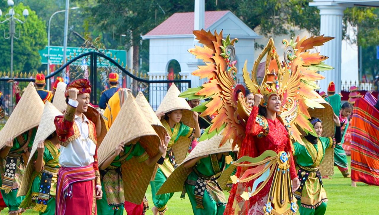 Tim penari NTB saat melakukan gladi bersih di Istana Negara, belum lama ini.