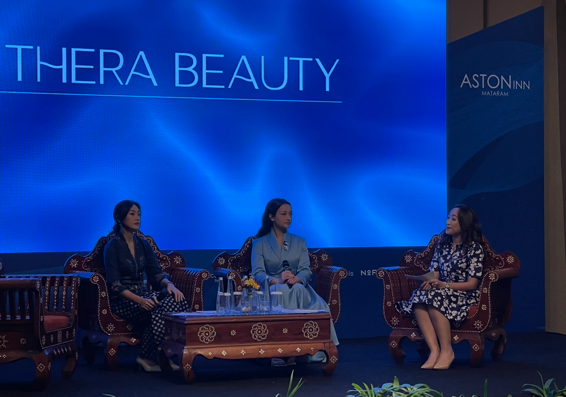 Suasana talkshow Skinthellectual Roadshow Vol. 1 Thera Beauty di Ballroom Aston Inn Mataram, Sabtu (16/8/2025), yang menghadirkan pakar kesehatan kulit dan brand ambassador Megan Domani.