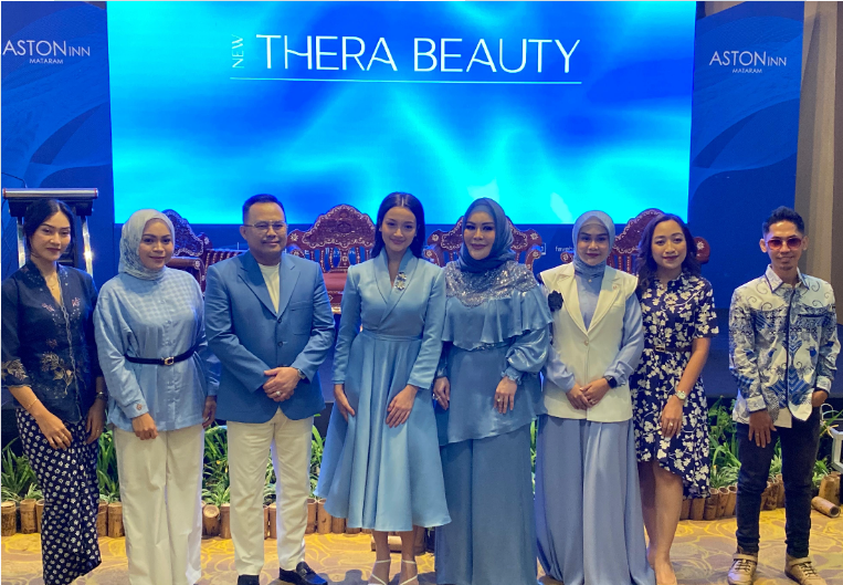 Owner New Thera Beauty, brand ambassador Megan Domani, serta distributor dalam acara Skinthellectual Roadshow Vol. 1 di Aston Inn Mataram, Sabtu (16/8)
