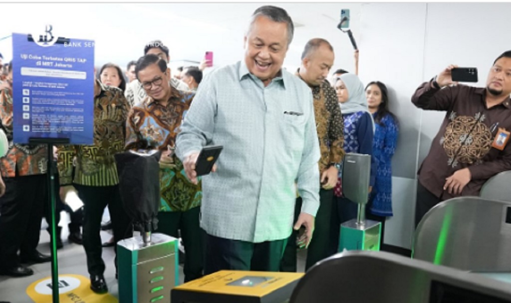 Experience Gubernur Bank Indonesia Perry Warjiyo saat mencoba mengguna QRIS Tap di Jakarta, beberapa waktu lalu.