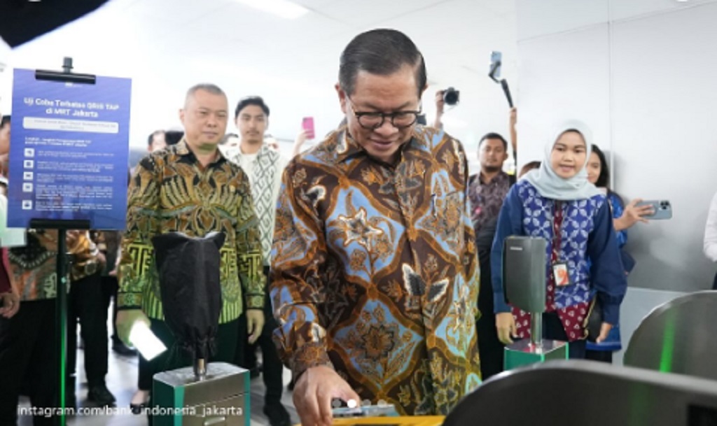 Gubernur DKI Jakarta Pramono Anung saat mencoba langsung penggunaan QRIS Tap di Jakarta, beberapa waktu lalu.