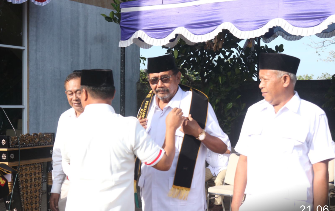 Pengalungan syal pada Veteran Gerindra