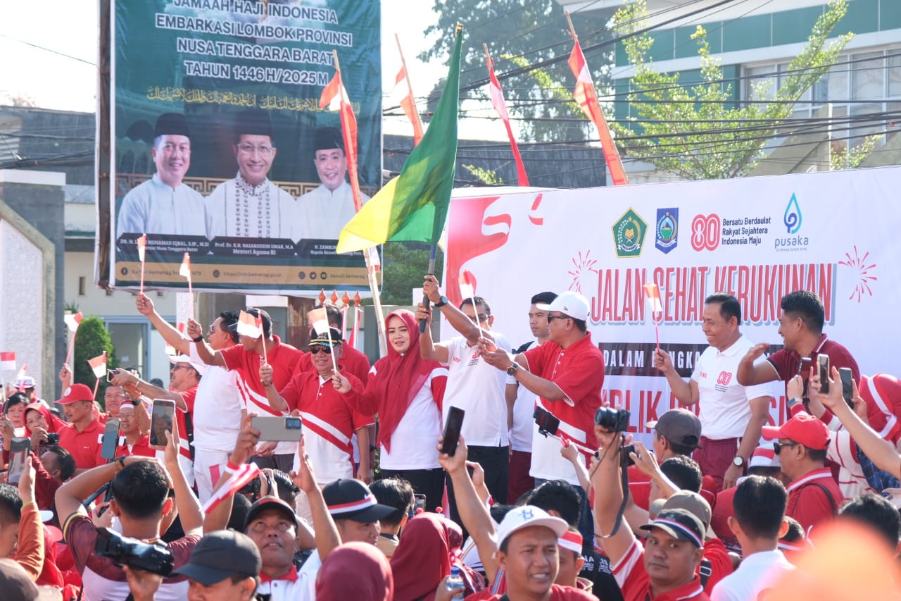 Kepala Kanwil Kemenkum NTB I Gusti Putu Milawati mengikuti kegiatan Jalan Santai Kerukunan yang digelar oleh Kantor Wilayah Kementerian Agama NTB, Sabtu (16/8).