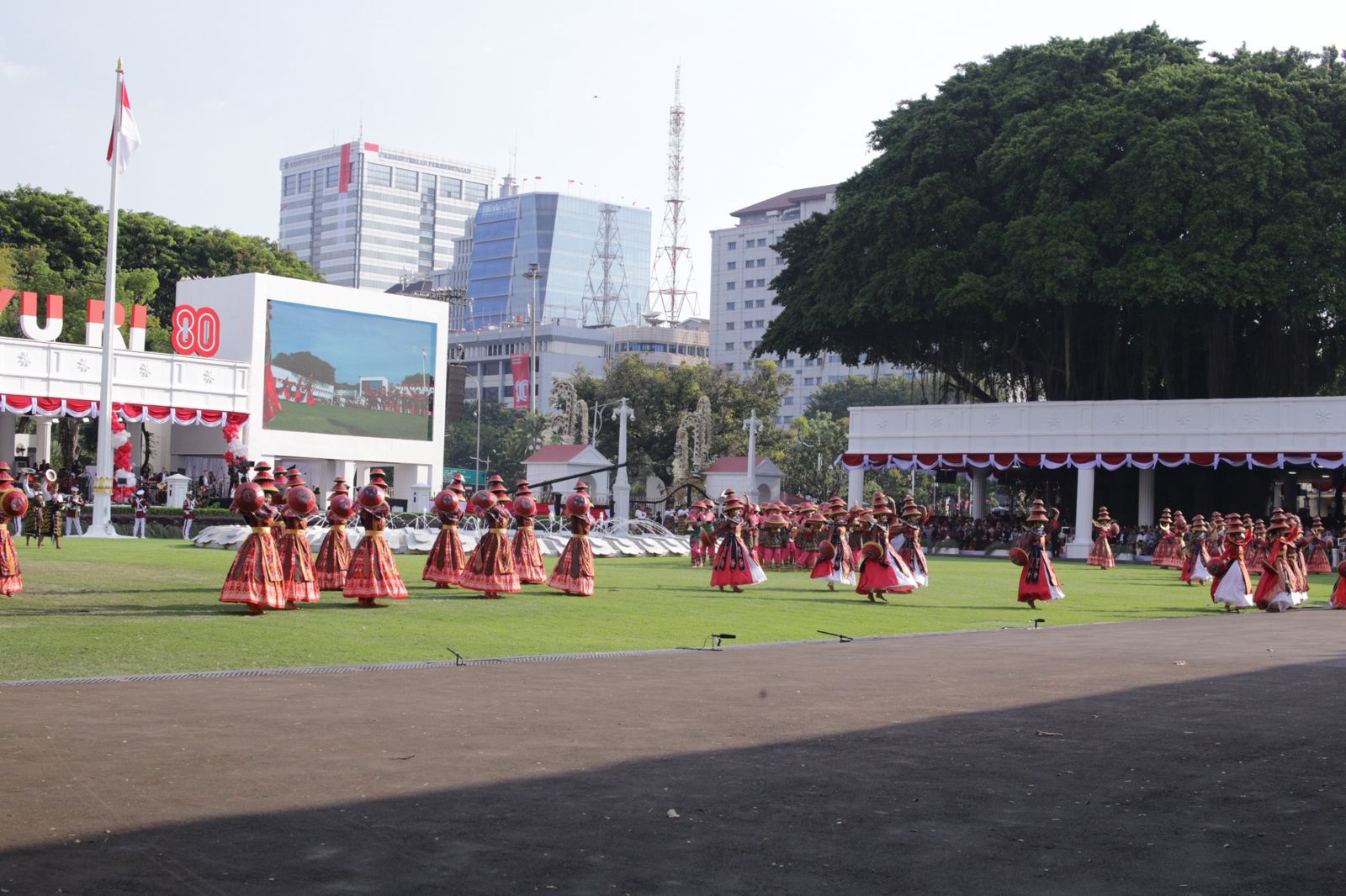 Ratusan penari kolosal dari NTB berhasil menunjukkan penampilan terbaik, dalam peringatan HUT Kemerdekaan RI ke-80 di Istana Merdeka, Jakarta, Minggu sore (17/8).