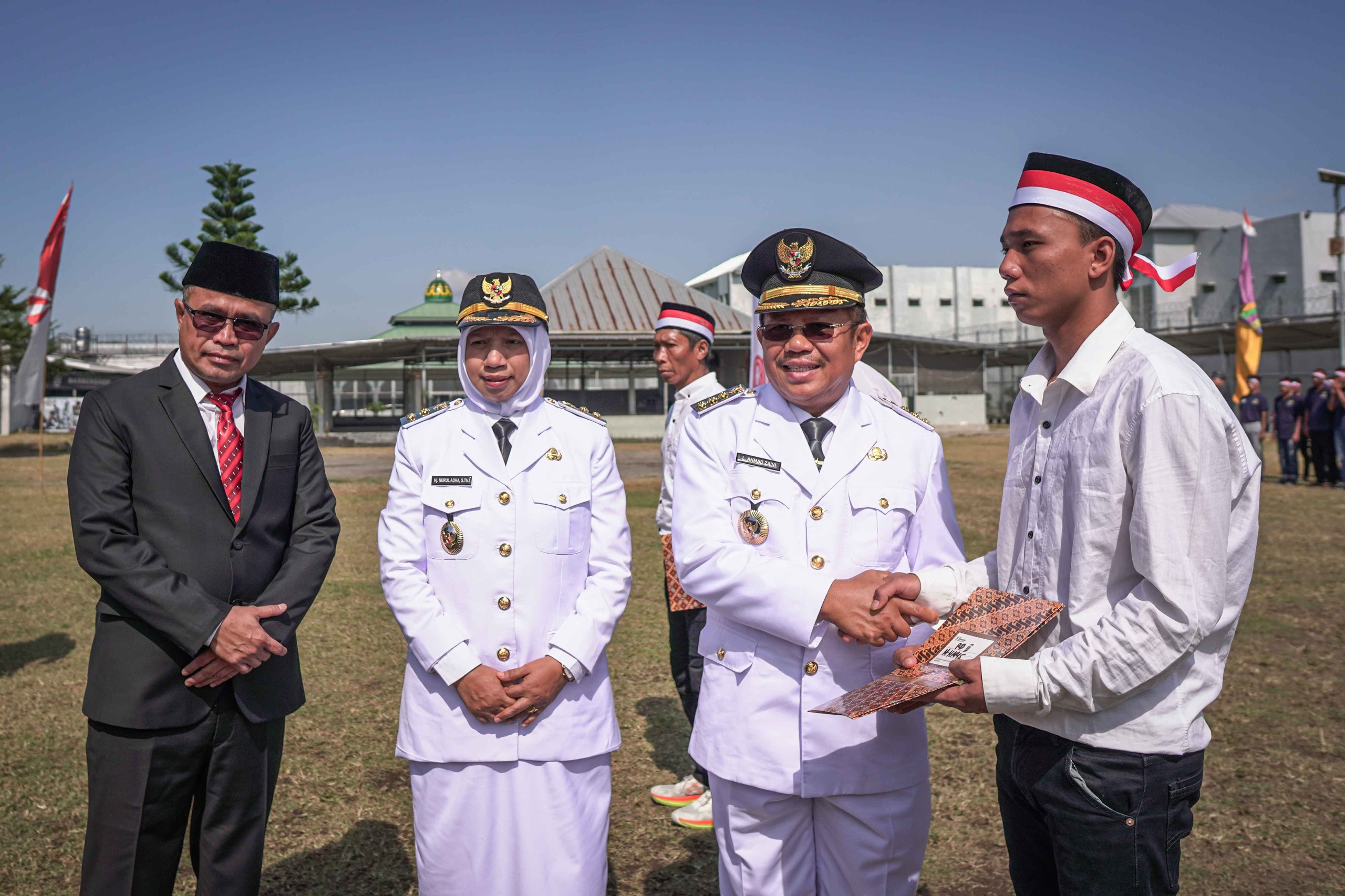 Bupati Lombok Barat Lalu Ahmad Zaini saat memberikan secara simbolis remisi umum dan remisi dasawarsa kepada warga binaan atau narapidana Lapas Kelas IIA Lombok Barat.