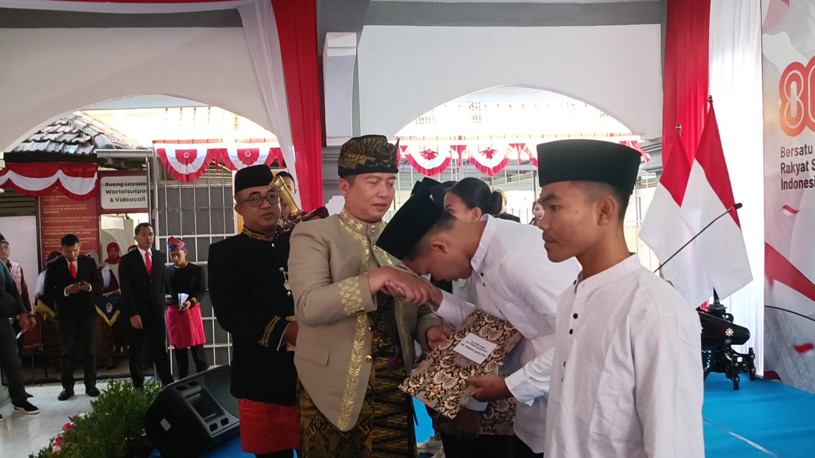 Gubernur NTB Lalu Muhammad Iqbal serahkan PMP Umum kepada  37 Anak Binaan LPKA Lombok Tengah pada moment HUT RI ke-80, Minggu (17/8) pagi.