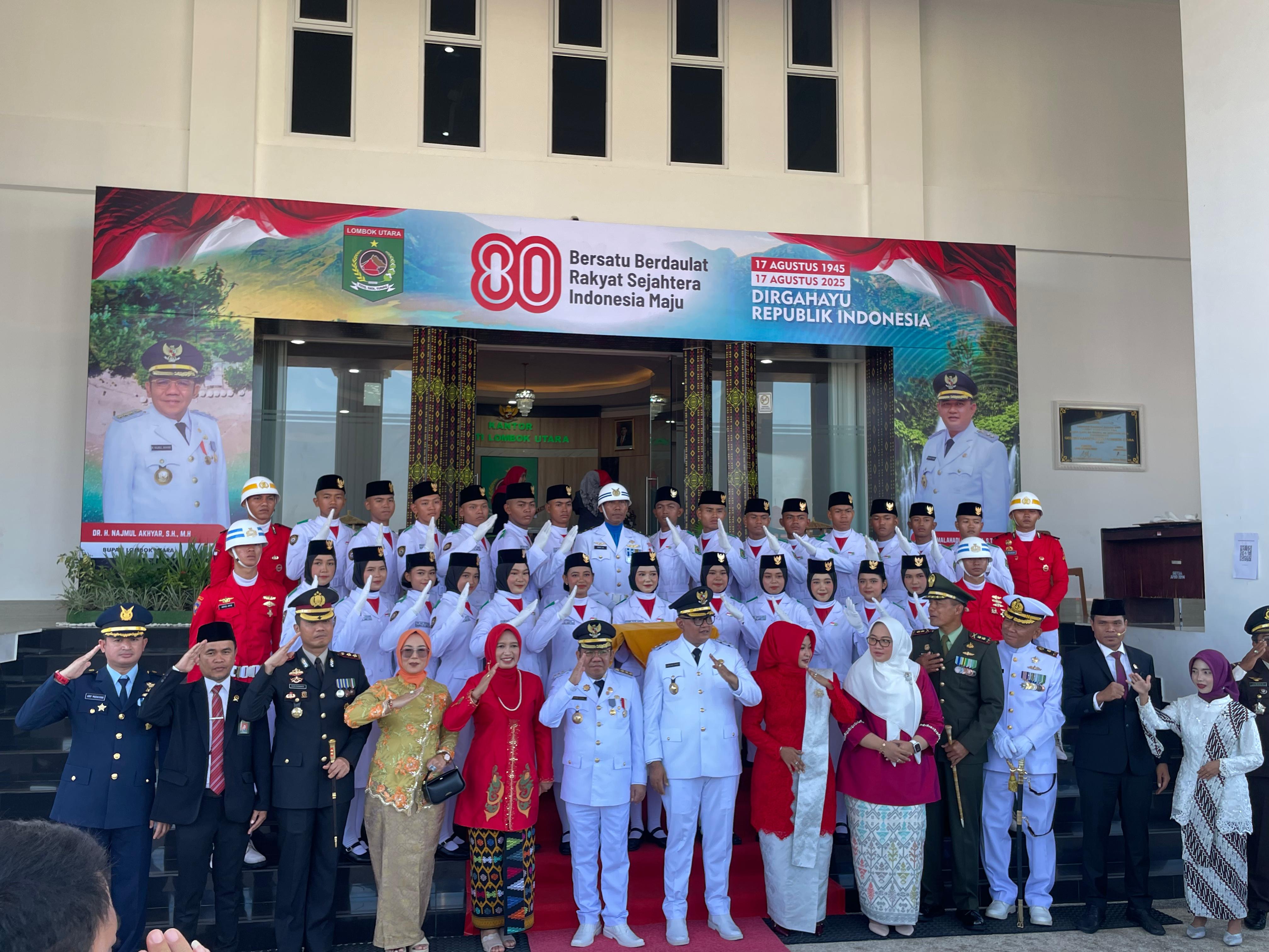 Bupati dan Wabup KLU bersama jajaran Forkopimda serta petugas paskibraka usai upacara kemerdekaan 17 Agustus