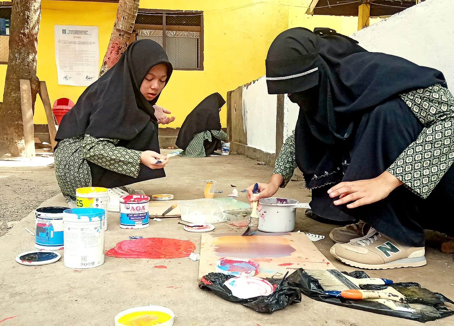Santri Pondok Pesantren Al Muslimun NWDI, Dusun Tegal, Desa Meninting, Kecamatan Batulayar, Lombok Barat antusias menyambut HUT ke-80 Kemerdekaan RI dengan mengikuti lomba lukis.