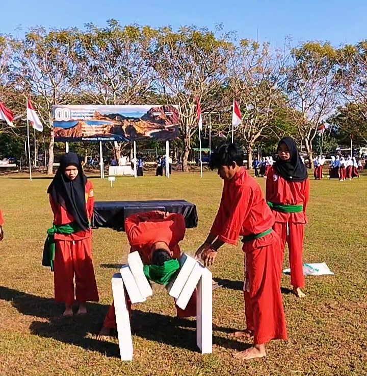 Atraksi budaya pencak silat dengan memecah beton ditampilkan GASMI usai apel upacara HUT RI ke-80 di halaman kantor ITDC, The Mandalika, Kuta, Pujut, Lombok Tengah, Minggu (17/8) pagi.