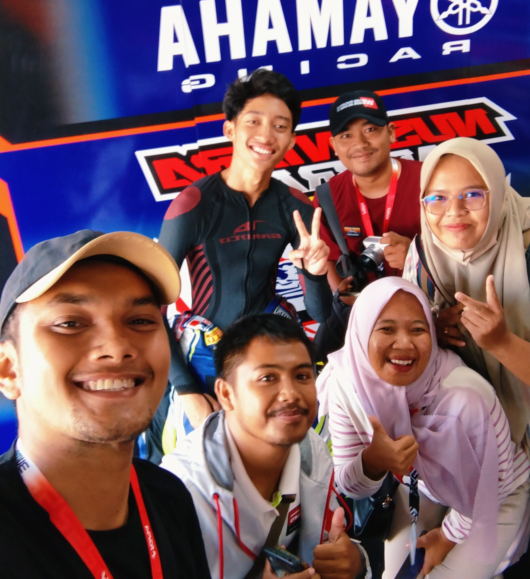 Arai Agaska Dibani Laksana berswafoto bersama para fans usai balapan di Sirkuit Internasional Mandalika, Lombok Tengah, Provinsi NTB.