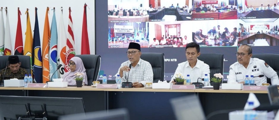 Ketua KPU NTB Muhammad Khuwailid (tengah) memimpin rapim yang dihadiri KPU kabupaten/kota se-NTB. Agendanya pemutakhiran data pemilih berkelanjutan untuk mencegah data ganda.