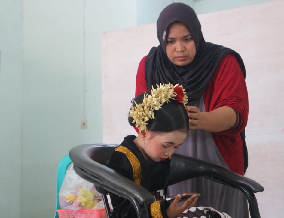 RIAS: Siti Rohmin pemilik salon di Lotim saat merias slah satu anak yang akan melakukan karnaval Agustusan, Jumat (15/8).