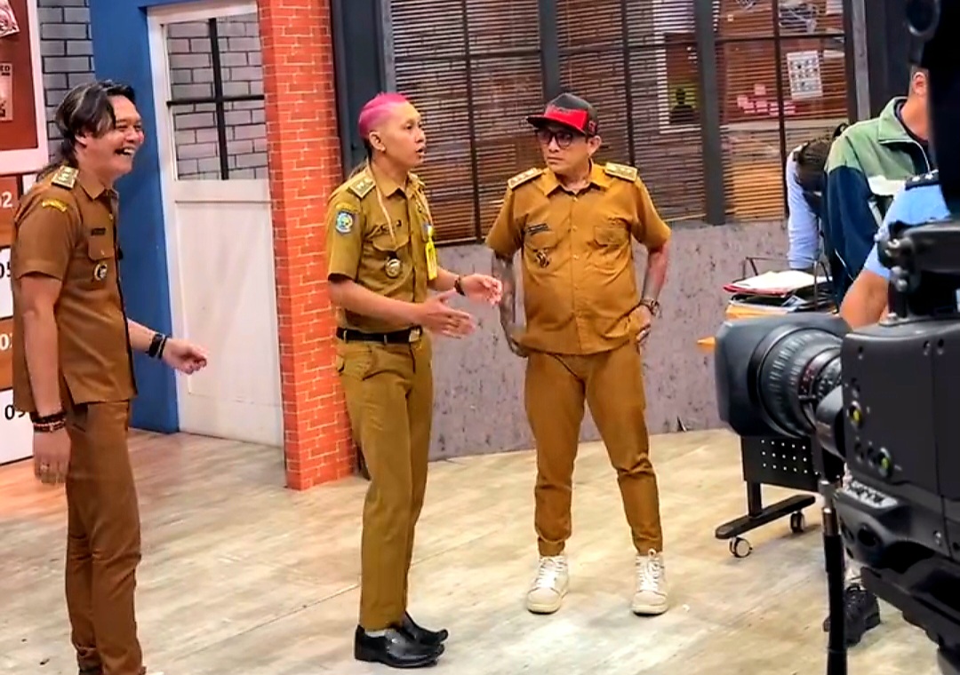TAMPIL DI TV NASIONAL: Kades Sigerongan, Kecamatan Lingsar, Kabupaten Lombok Barat Dian Siswadi saat syuting acara Lapor Pak! Trans 7.