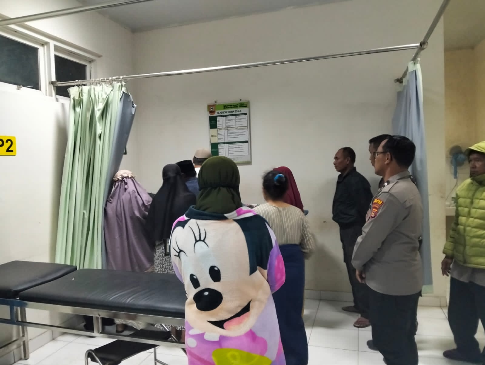 Keluarga dan Kepolisian saat melihat kondisi korban terjatuh di Puskesmas Sembalun.