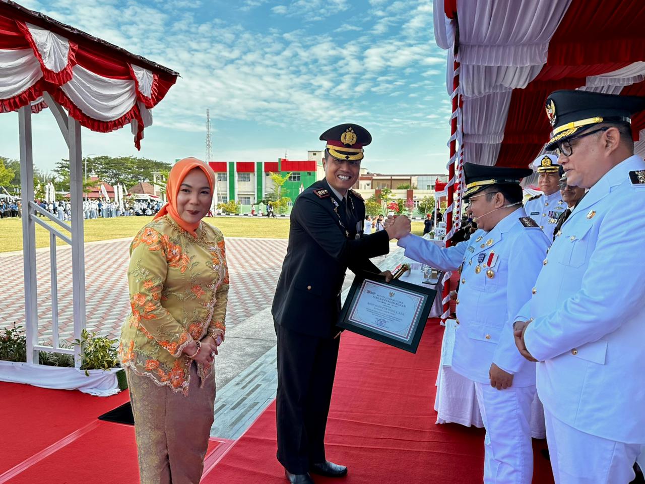 Bupati Lombok Utara Najmul Akhyar memberikan piagam penghargaan kepada kapolres Lombok Utara dan Ketua Bhayangkari Lombok Utara.