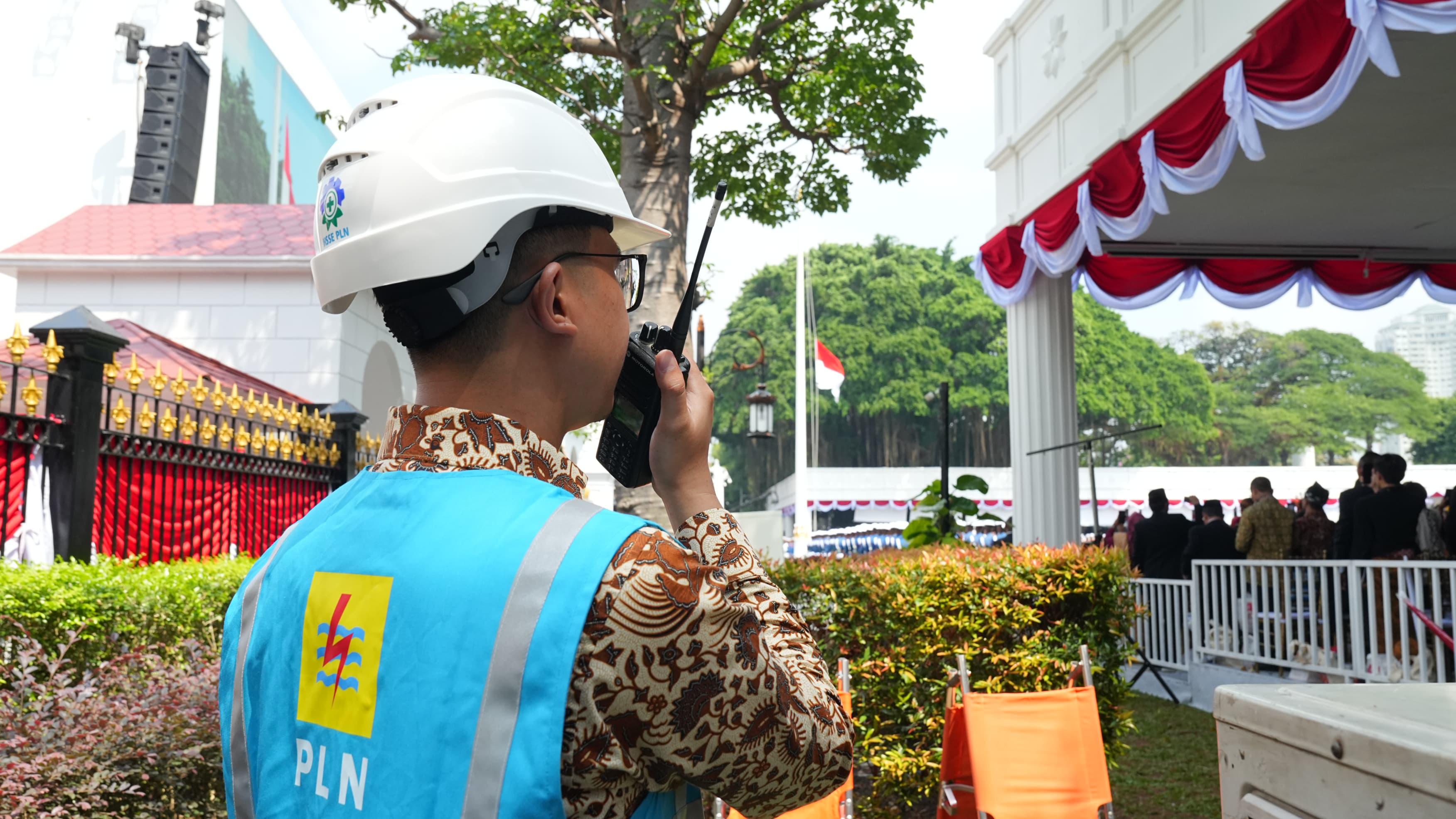 Petugas PLN bersiaga penuh mengamankan pasokan listrik di kompleks Istana Merdeka Jakarta.