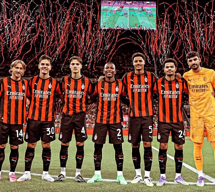 Proses perkenalan 7 pemain baru AC Milan di San Siro saat laga kontra Bari di Coppa Italia.