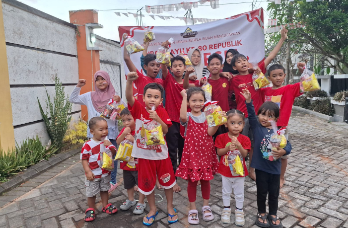 Warga Graha Sesela Indah meriahkan HUT RI ke-80 dengan berbagai lomba agustusan, dari anak-anak hingga orang tua ikut serta.