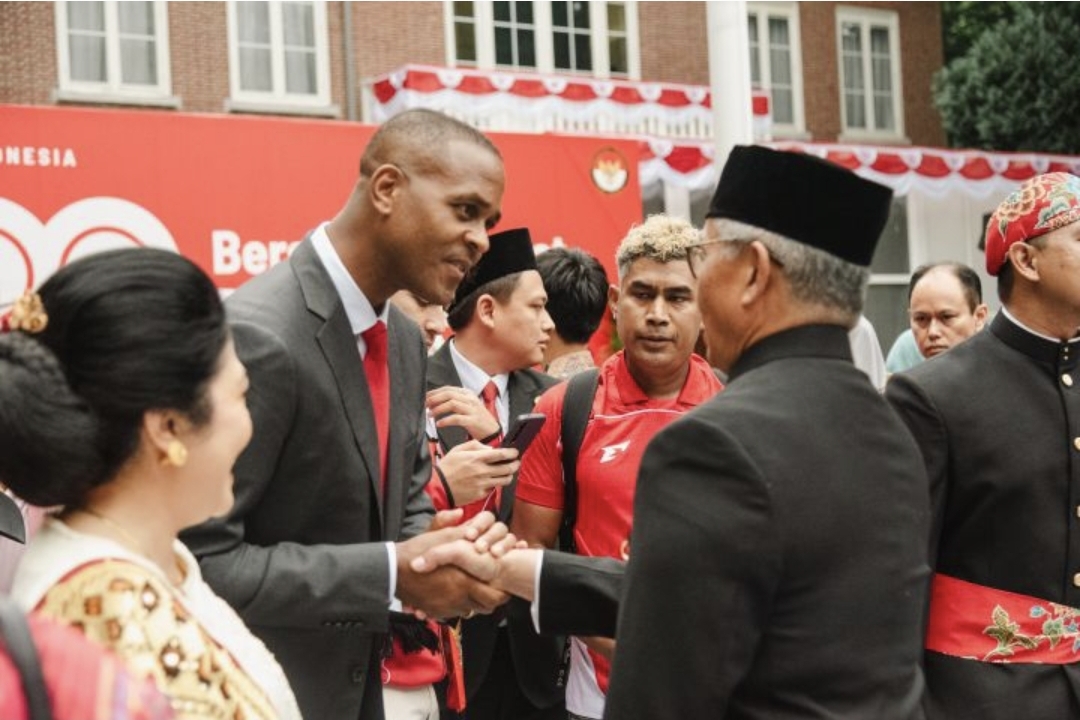 Pelatih Timnas Indonesia Patrick Kluivert saat menghadiri perayaan HUT RI ke-80 di KBRI Den Haag Belanda. (Foto: KBRI Belanda)