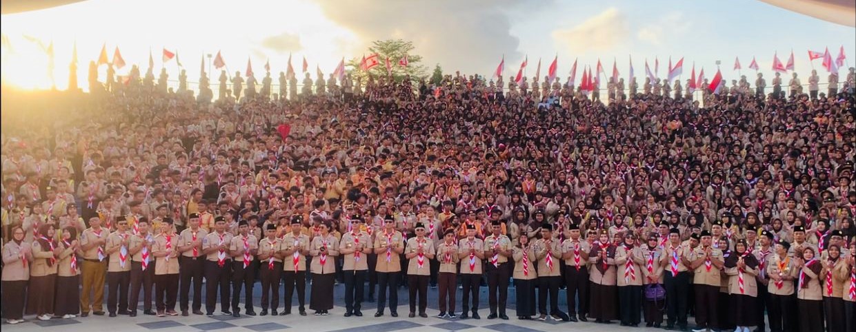 Kwarcab Gerakan Pramuka Kota Mataram foto bersama usai apel Hari Pramuka ke-64 di Teras Udayana.