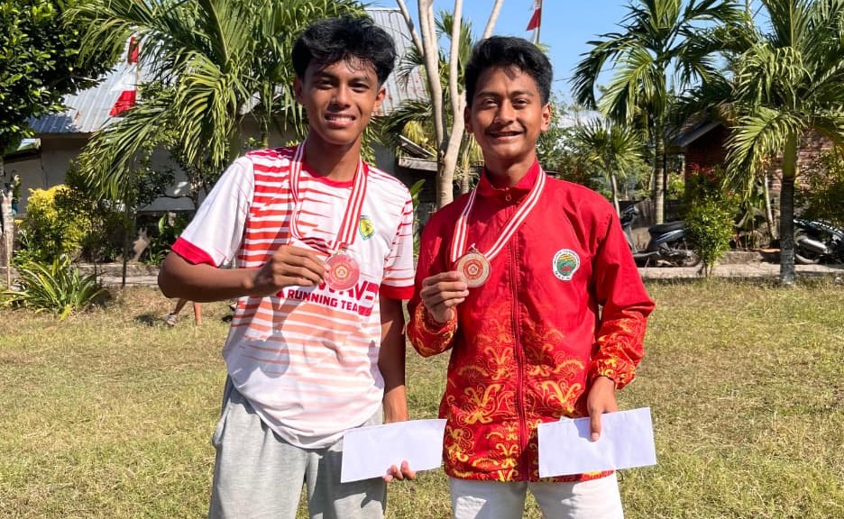 Imam Pasha dan Yogi Saputra, siswa MAN Lombok Barat meraih juara pada Fun Run pelajar se-NTB diadakan Karang Taruna Desa Sukadana, Kecamatan Pujut, Lombok Tengah, NTB, dalam memeriahkan HUT ke-80 RI.