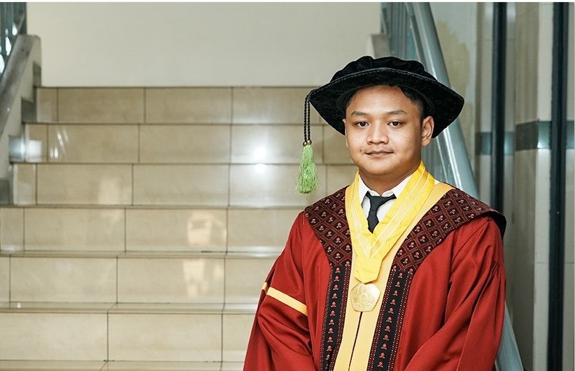 DUKUNGAN KELUARGA: Dava Adila Syuaib menjadi wisudawan termuda Unpad dalam wisuda gelombang IV tahun akademik 2024&ndash;2025.