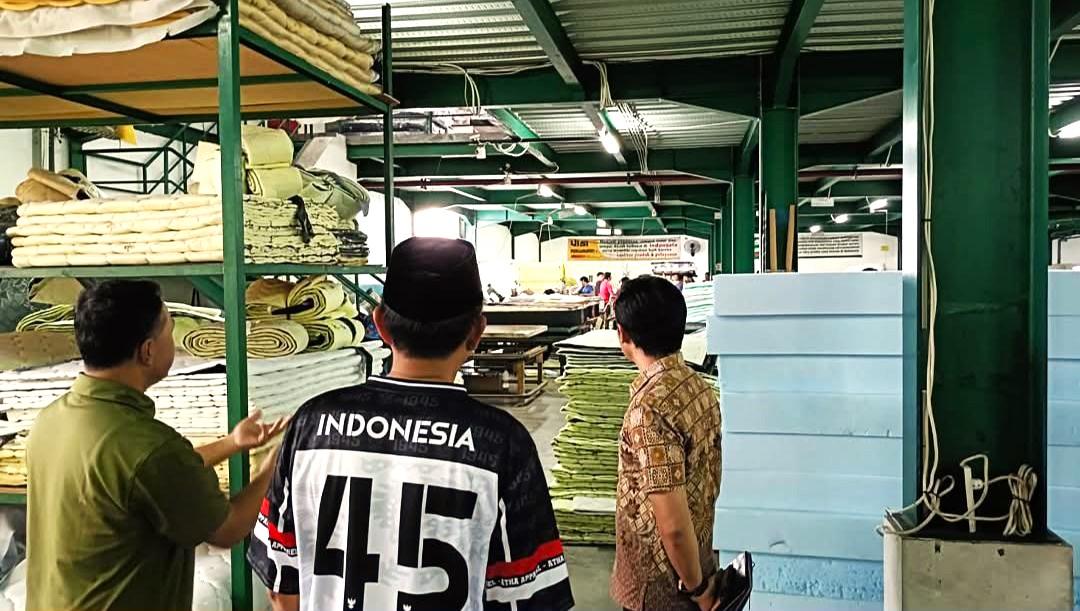 Rombongan Disdag NTB melakukan peninjauan langsung proses produksi springbed American Pillo di pabriknya, pekan lalu.