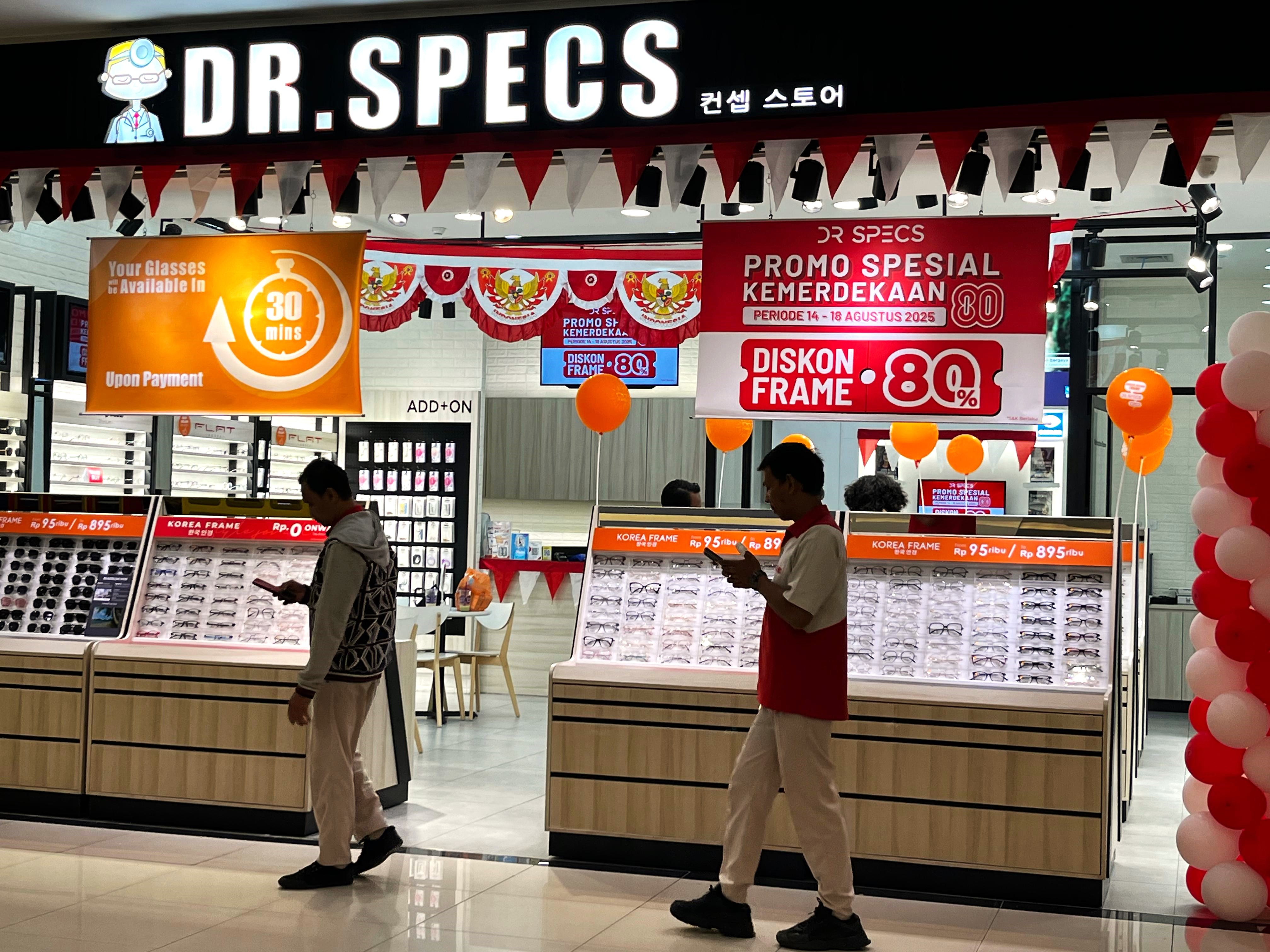 Gerai kacamata Dr Specs memberikan diskon 80 persen untuk semua item kacamata, plus gratis periksa mata dan cuci kacamata seumur hidup, di lantai dasar Lombok Epicentrum Mall, Mataram.