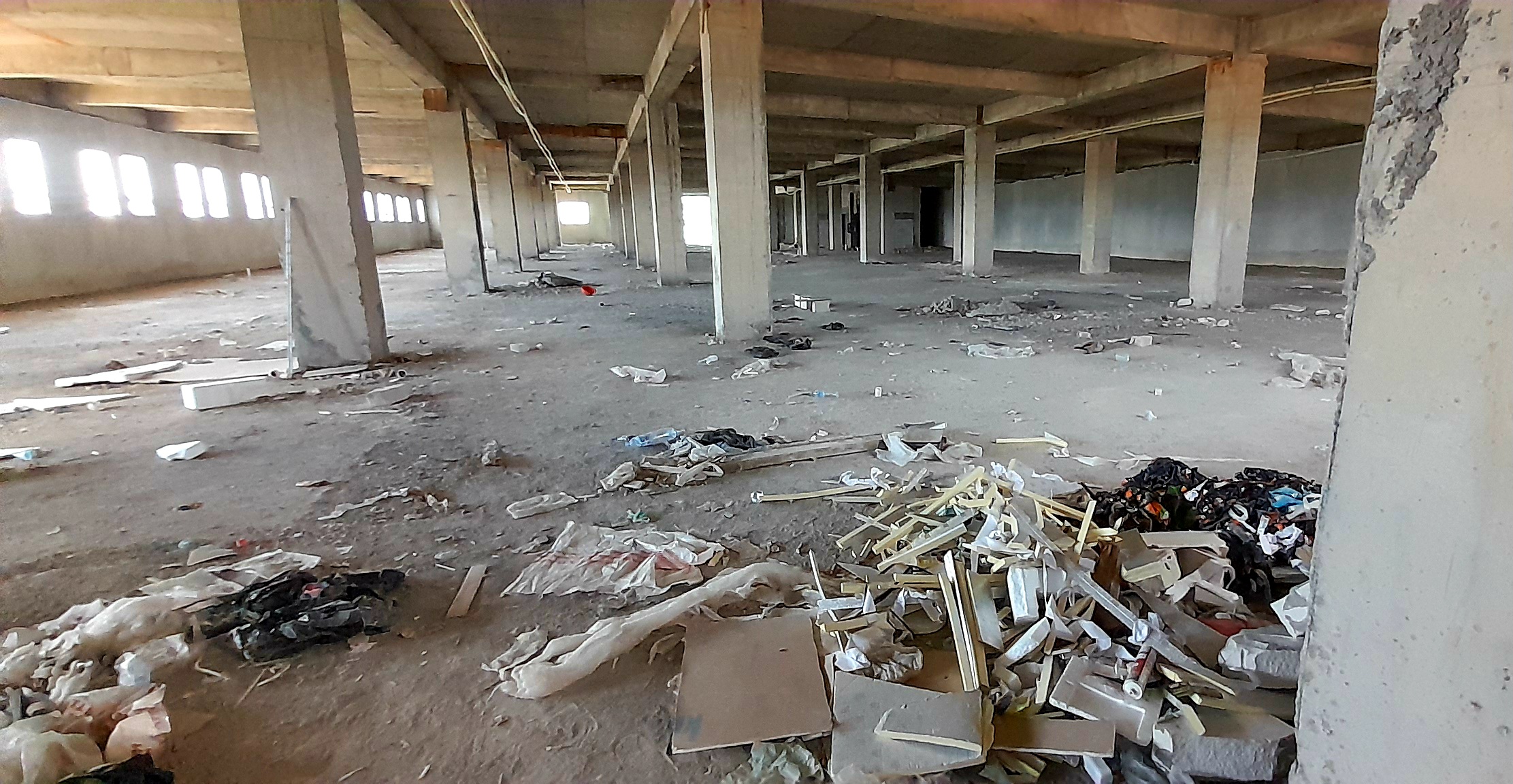 BELUM BERES: Beginilah kondisi bangunan lantai lima Gedung IGD RSUD Tripat Gerung. Gedung yang dibangun tahun 2020 dengan anggaran Rp 76,7 miliar tersebut ternyata belum tuntas.
