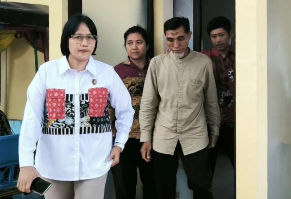 BERKAS DINYATAKAN LENGKAP: Tersangka kasus kekerasan seksual berinisial S dikawal penyidik saat hendak ditahan, beberapa waktu lalu.&nbsp;