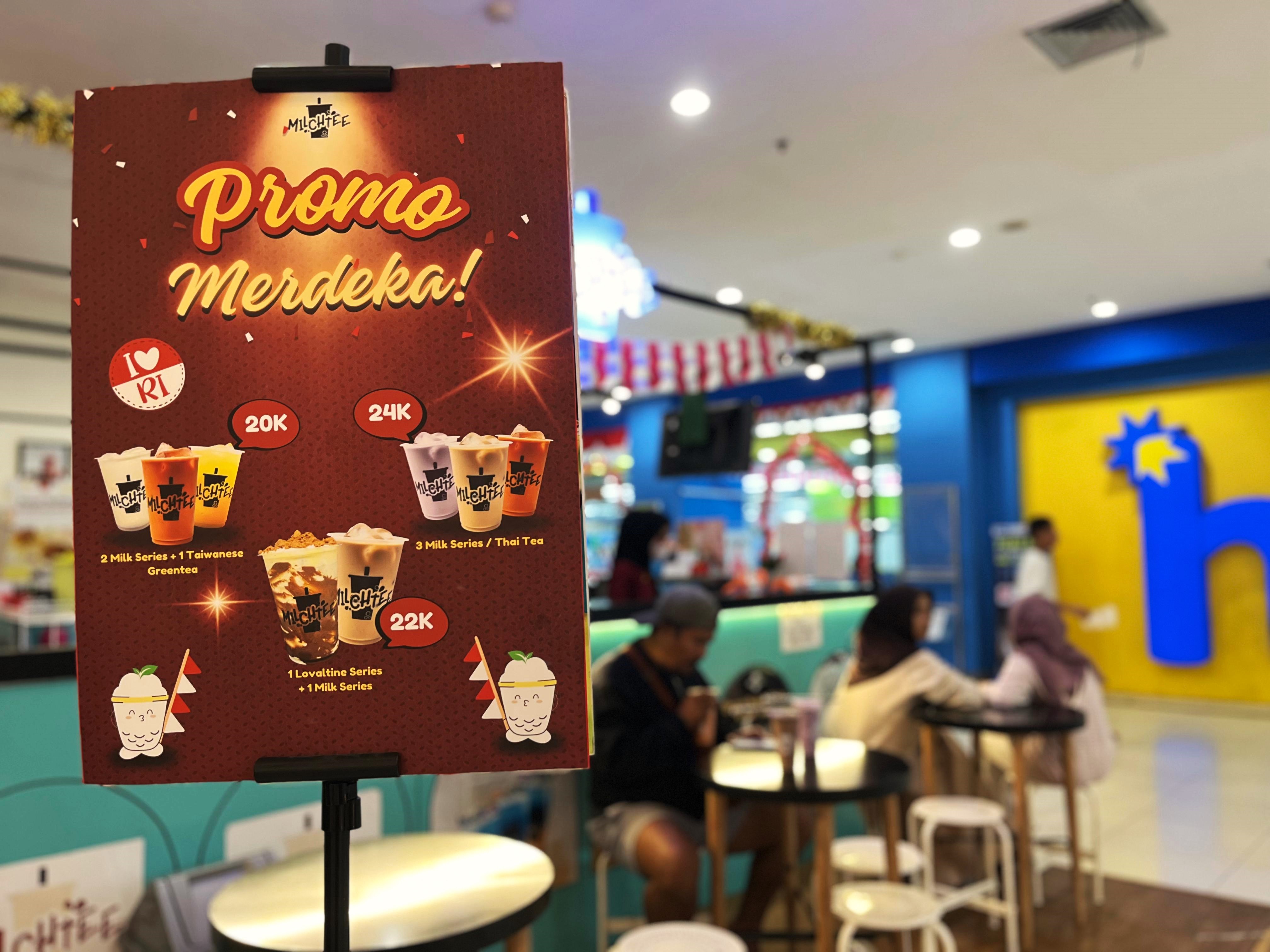 Promo kemerdekaan yang diberikan gerai Milchtee di lantai dasar Lombok Epicentrum Mall, Mataram.