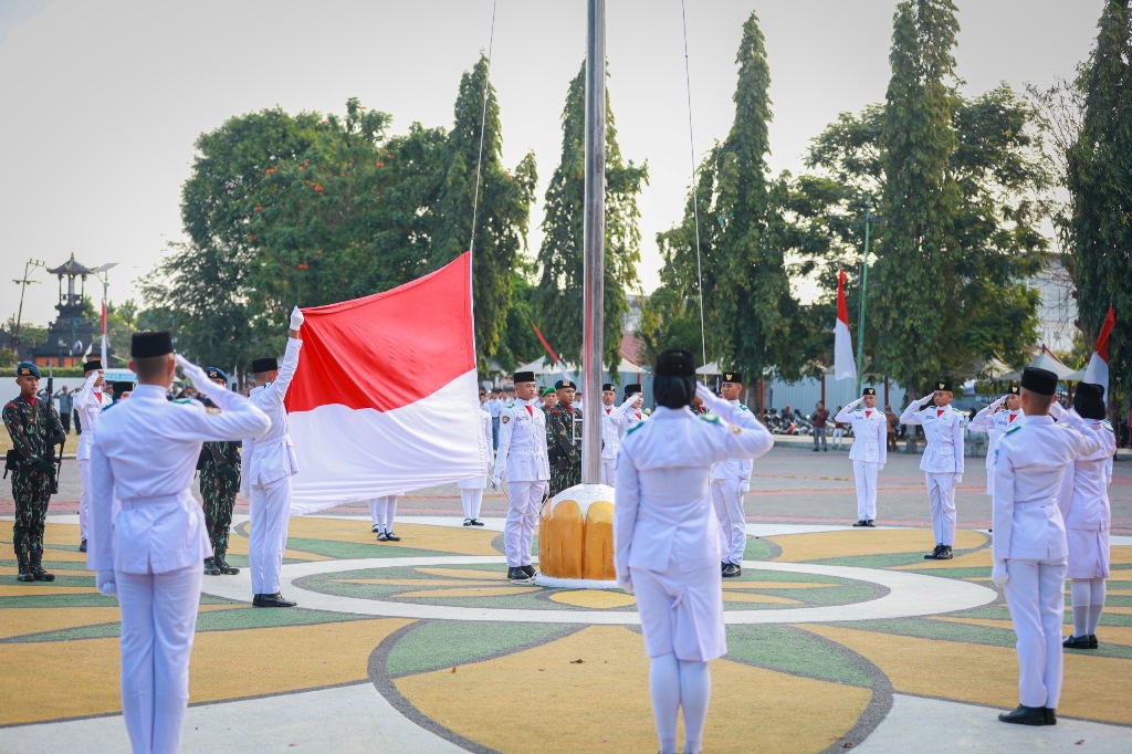 SANG SAKA: Paskibraka Kota Mataram dengan khidmat mengibarkan bendera Merah Putih pada upacara peringatan HUT ke-80 Republik Indonesia di Lapangan Sangkareang, Minggu (17/8).
