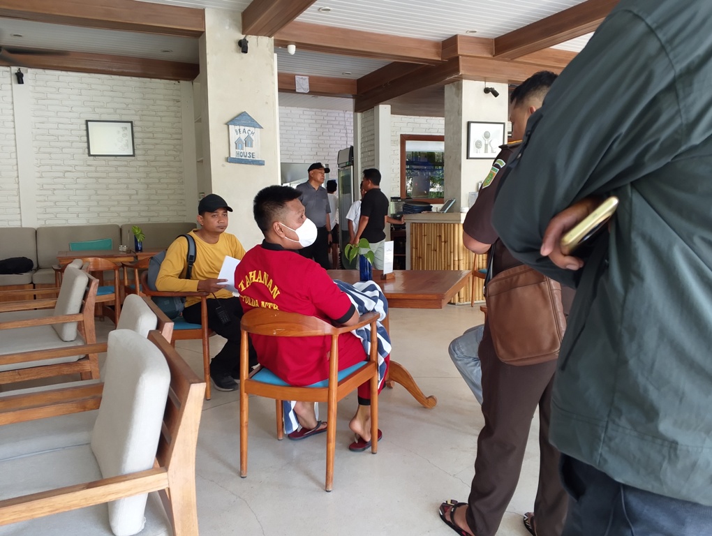 REKONSTRUKSI: Tersangka kasus kematian Brigadir Nurhadi, Ipda Hari Chandra duduk di bangku saat rekonstruksi di Beach House Hotel Gili Trawangan, beberapa waktu lalu.&nbsp;