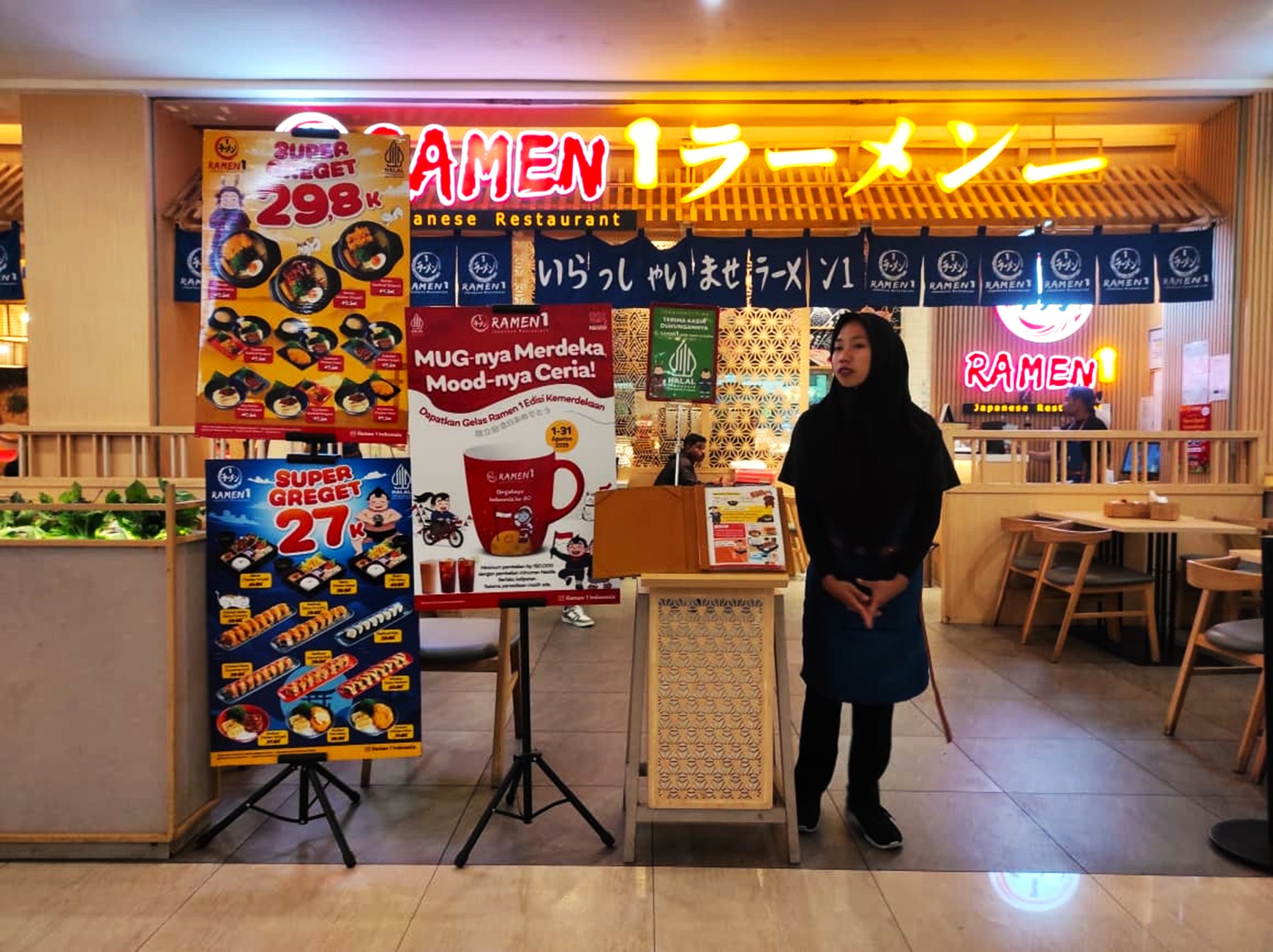Gerai Ramen 1 yang memberikan promo hadiah mug edisi kemerdekaan dan lainnya di lantai dasar Lombok Epicentrum Mall, Mataram.