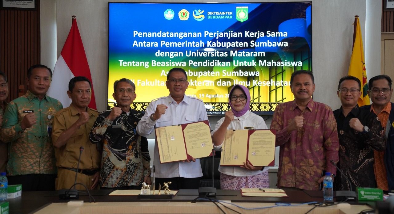 Wakil Rektor Bidang Akademik Unram Prof. Dr. Sitti Hilyana dan Sekda Kabupaten Sumbawa Dr. H. Budi Prasetiyo menunjukkan PKS di Ruang Sidang Rektor, Rektorat Unram, Selasa (19/8).
